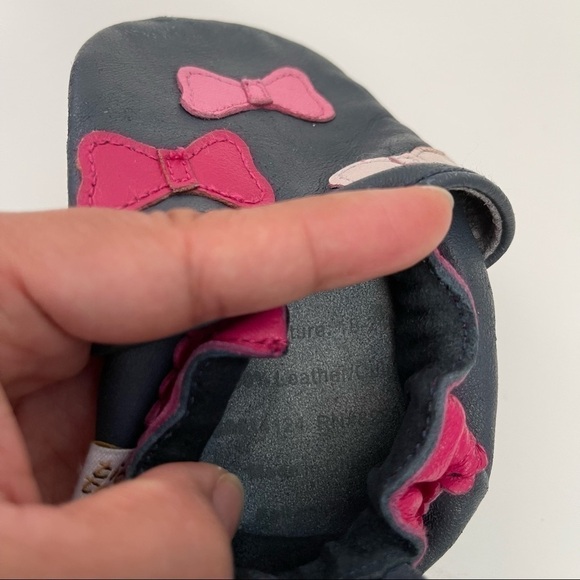 6/$20 ⭐️ 𝅺Black Bow Accented Leather Baby Shoes US 18-24M - Picture 3 of 3